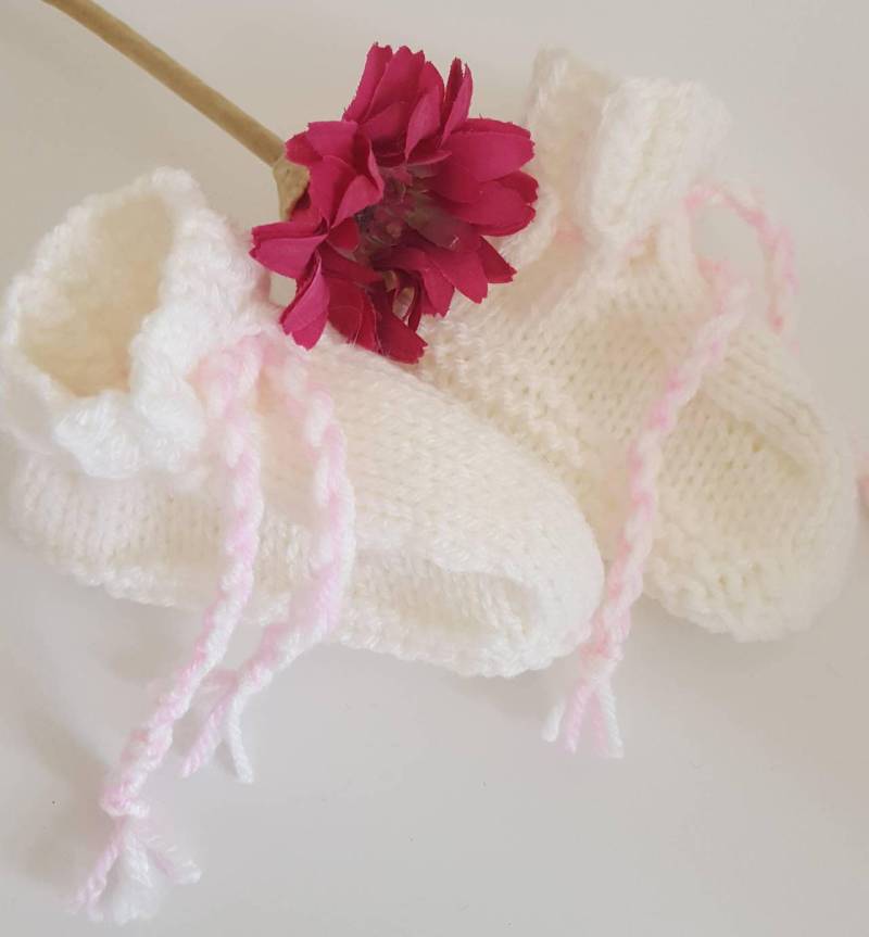 Gestrickte Babyschuhe von KNITANDPROMISECRAFTS