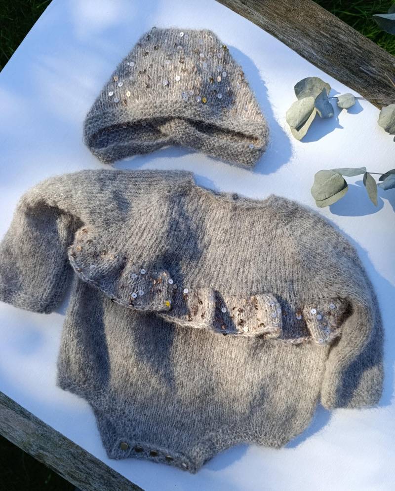 2Er Set, Babystrampler Langarm Und Mütze, Babystrick Alpaca Seide, Pailletten Garn, Handgestrickt, Mädchen von KNITKNITSYLTSTORE