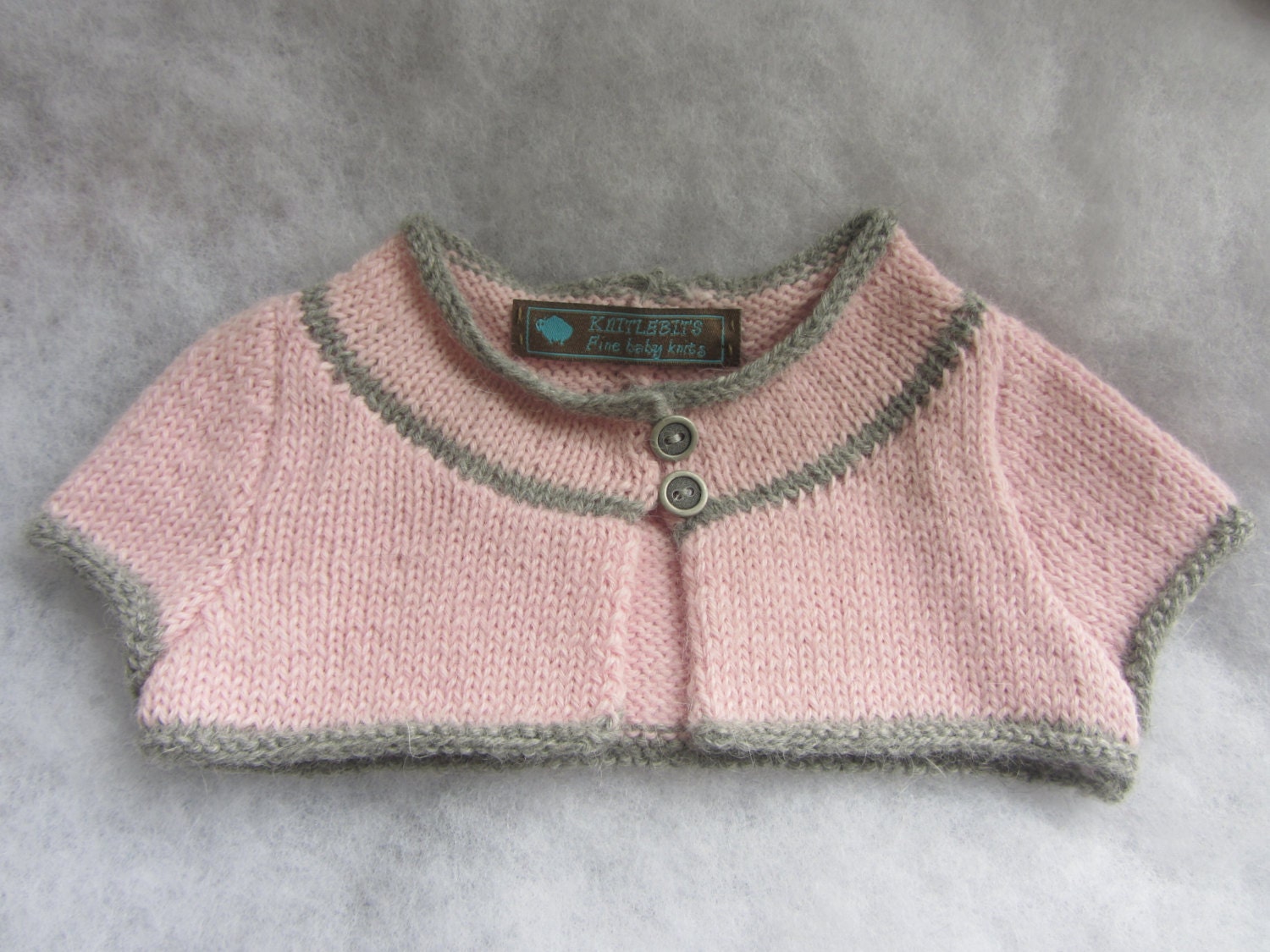Ganz Natürliche Rosa Und Graue Baby Strickjacke. Größe 1-3 Monate Ganz Natürliche Rosa Und Graue Baby Strickjacke. Größe 1-3 Monate von KNITLEBITS