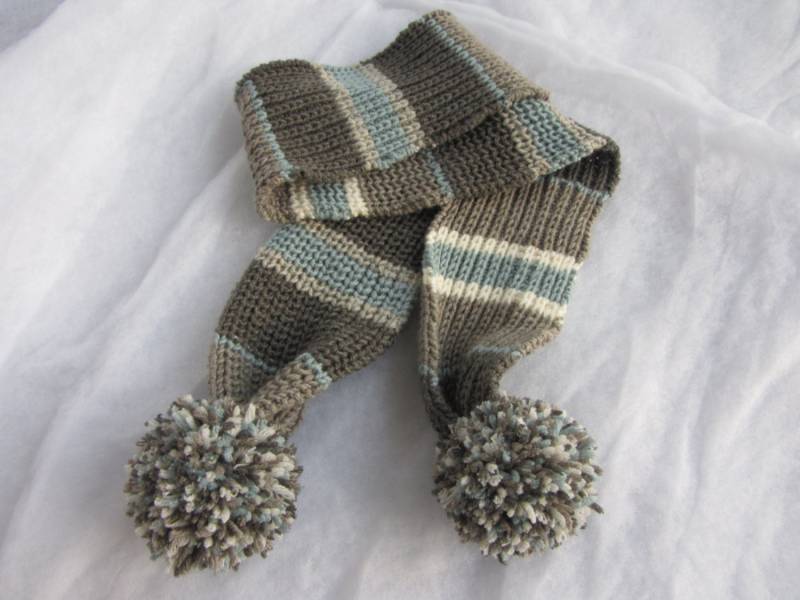Natürlicher Merino Babyschal Mit Pompoms. Größe 2-8 Jahre Natürlicher Merino Babyschal Mit Pompoms. Größe 2-8 Jahre von KNITLEBITS