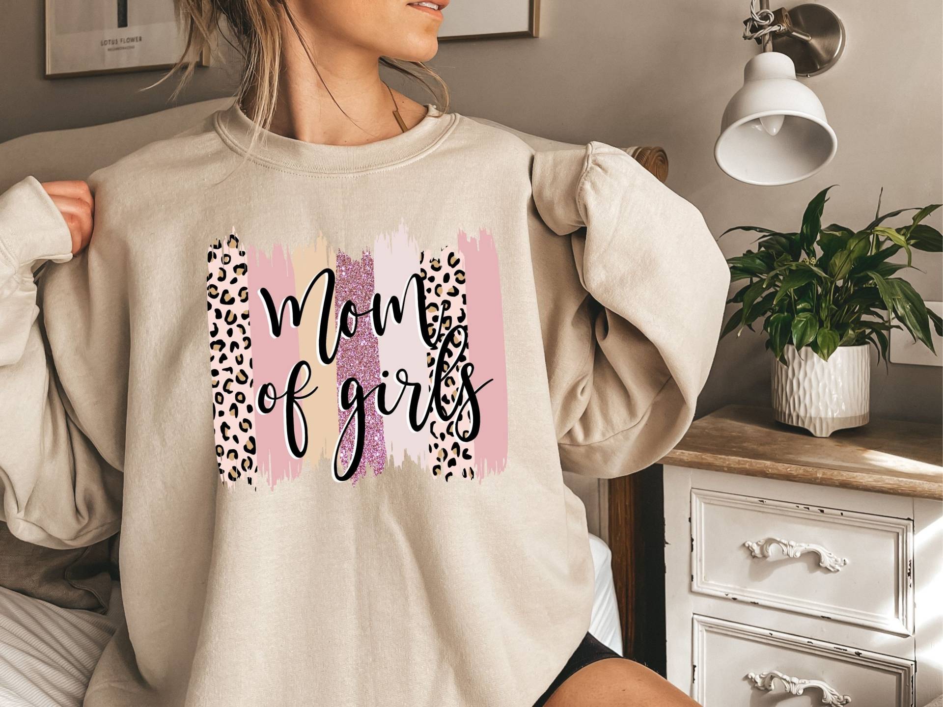 Mädchen Mama Sweatshirt, Mom Of Girl Geschenk, Sweatshirt von KNNewDesigns