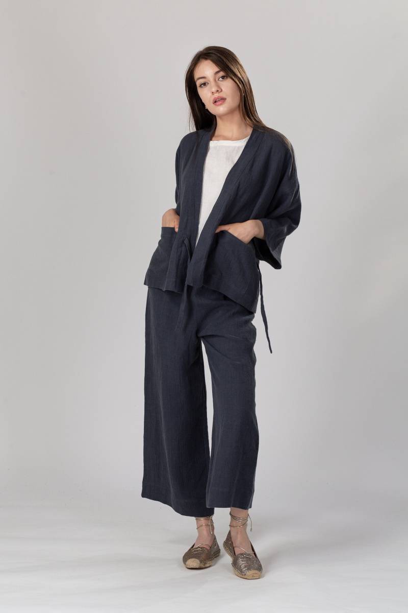 Oona Leichte Kimono Style Leinenjacke | Mit Taschen Und Bindeband Drop Schulter Sommer Leinen Blazer Lockere Strickjacke Oona Leichte Kimono Style Leinenjacke | Mit Taschen Und Bindeband Drop Schulter Sommer Leinen Blazer Lockere Strickjacke von KNOTIUM