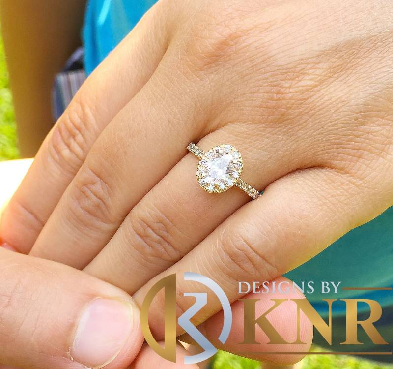 Ovale Form Und Rundschliff Naturdiamant Verlobungsring 14K Solid Gelbgold Ehering Halo Ring Braut Vorschlagen Versprechen 1.20Ctw von KNRINC