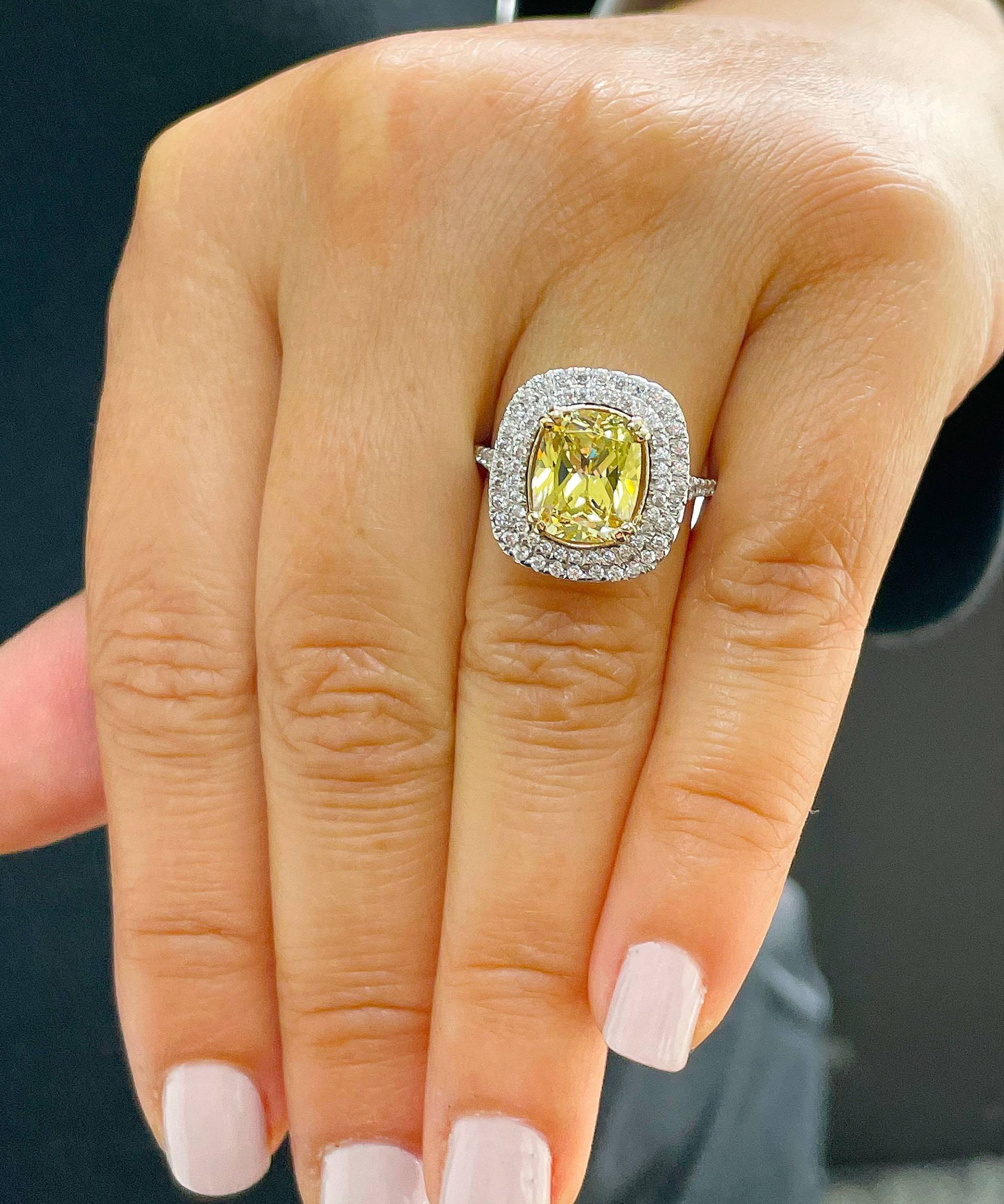 Riesiger Frauen 14K Massives Weißgold Fancy Yellow Kissen Simulierter Und Runder Natürlicher Diamant Verlobungsring Halo 4.20Ct von KNRINC