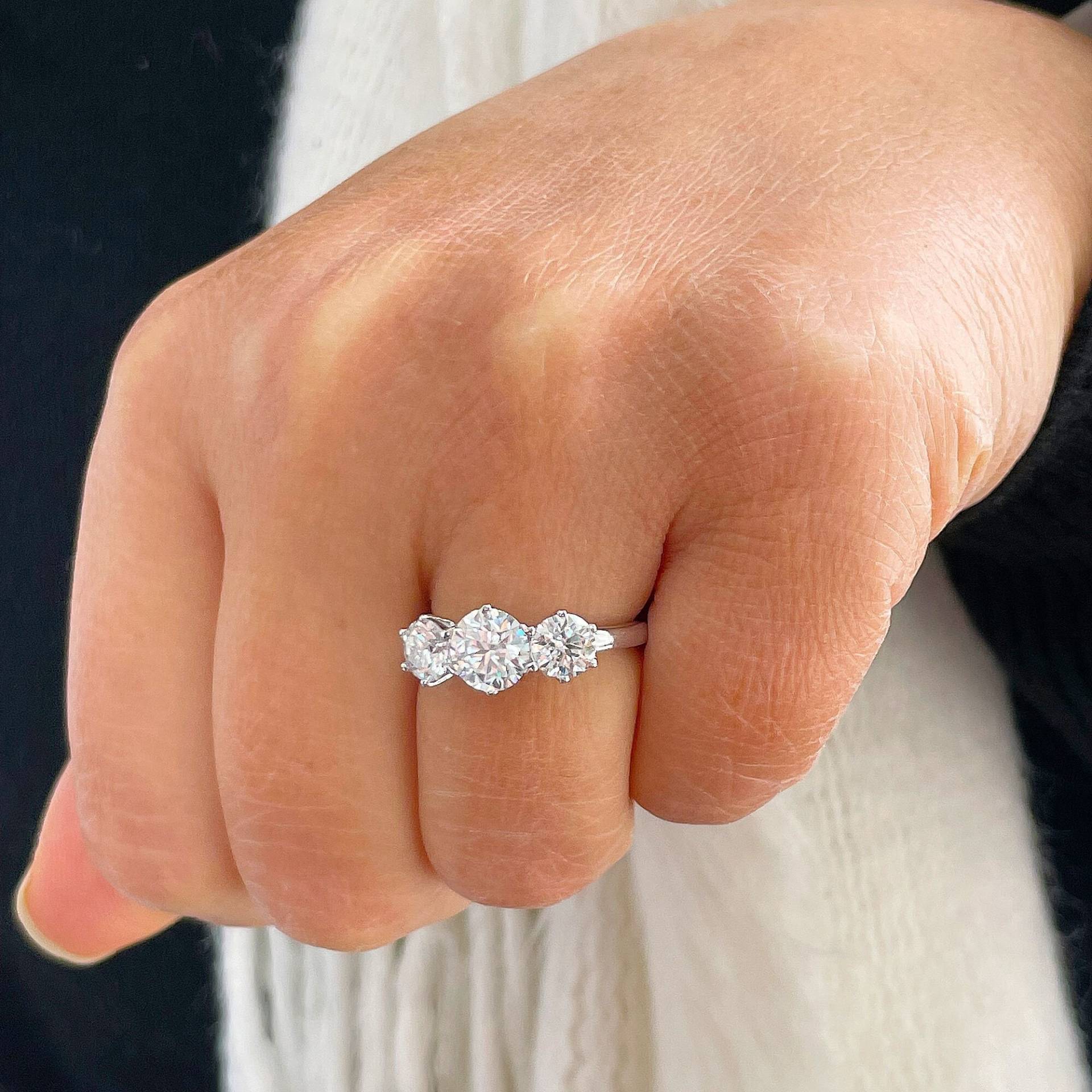 Runder Moissanite Verlobungsring Drei Stein Stil Ehering Prong Set Brautring Für Sie Minimalist in 14K Solid White Gold 2.00Ctw von KNRINC