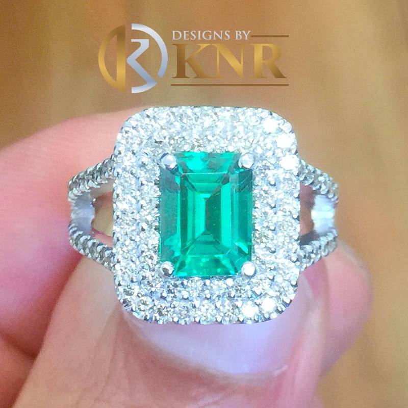 Grüner Smaragdschliff Smaragd Und Runde Simulierte Diamanten Verlobungsring Doppel Halo Ehering 14K Weißgold Rechte Hand Ring 3.50Ctw von KNRINC2