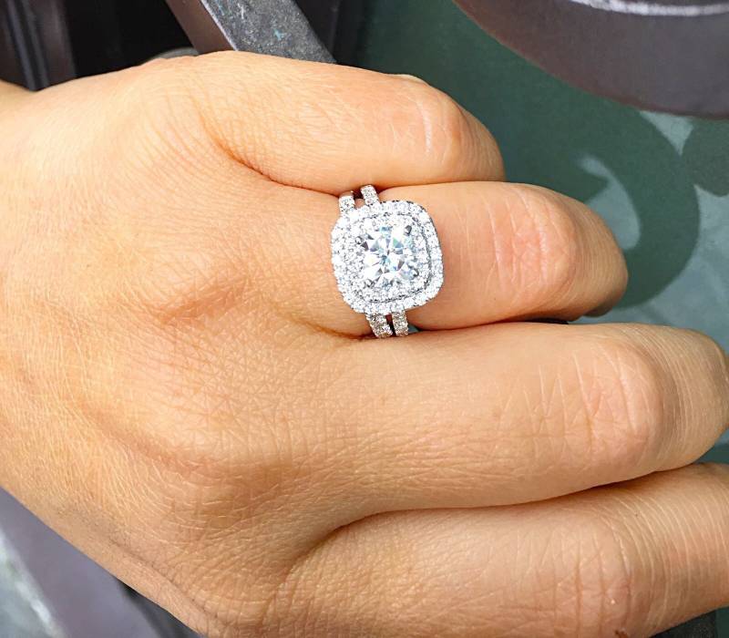 Kissen Und Rundschliff Simulierte Diamanten Verlobungsring Band Set Doppel Halo Prong Hochzeit Braut 14K Weißgold 2.00Ctw von KNRINC2