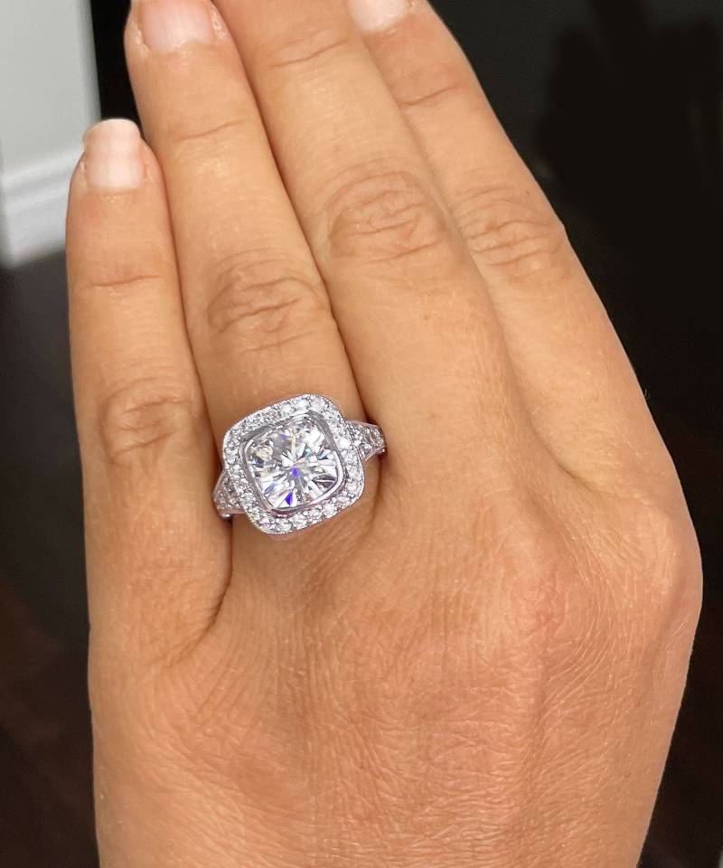 Kissenschliff Und Rundschliff Simulierte Diamanten Verlobungsring Halo Bezel Ehering Filigrane Braut 14K Massiv Schwer Weißgold 4.50Ctw von KNRINC2