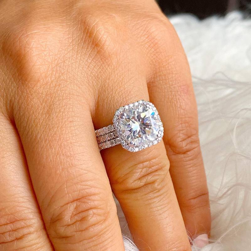 Kissenschliff Und Rundschliff Simulierte Diamanten Verlobungsring Zwei Bands Set Halo Prong Hochzeit Braut 14K Solid White Gold 7.00Ct von KNRINC2