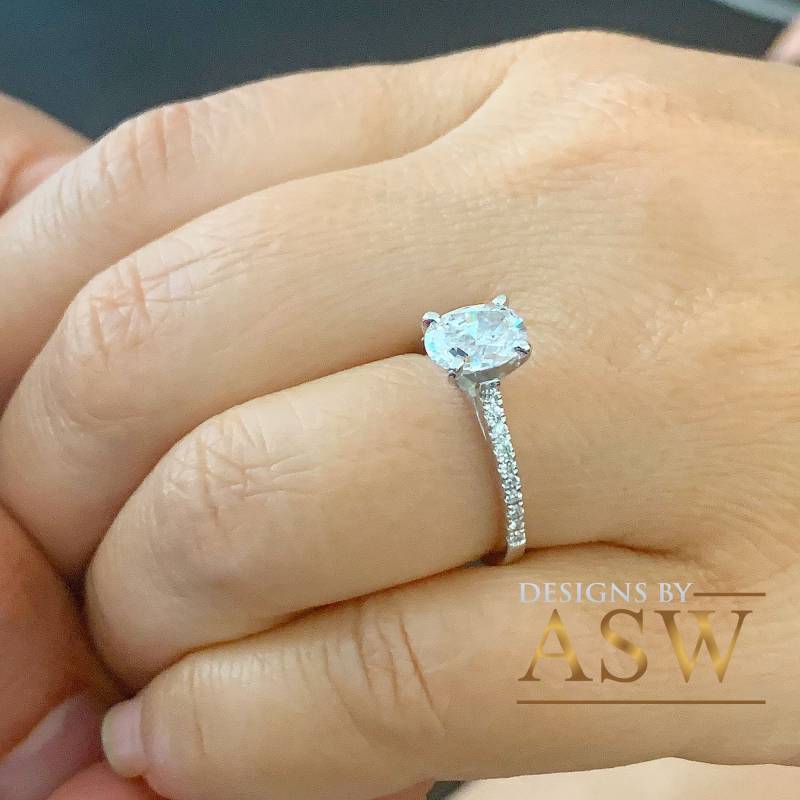 Ovale Form Und Rund Geschliffene Seiten Simulierte Diamanten Verlobungsring Prong Set Ehering 14K Weißgold Minimalist Brautring 2.00Ctw von KNRINC2