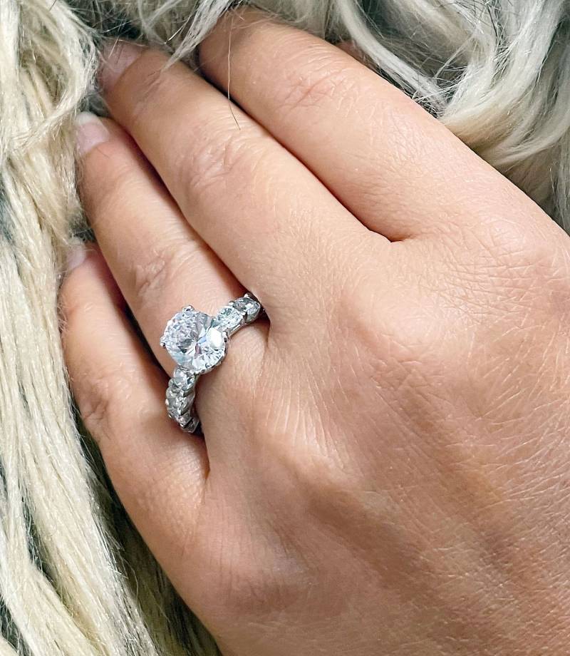 Ovale Form Und Rundschnittseiten Simulierte Diamanten Verlobungsring Eternity Style Brautring Damen Ehering 14K Solid White Gold 5.00 von KNRINC2