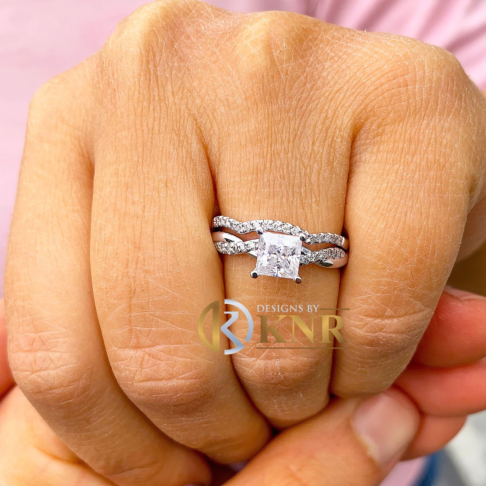 Princess Cut Und Runde Seiten Geschnittene Diamanten Verlobungsring Passendes Band Hochzeits-Set Twisted Schaft 14K Weißgold 1.70Ctw von KNRINC2