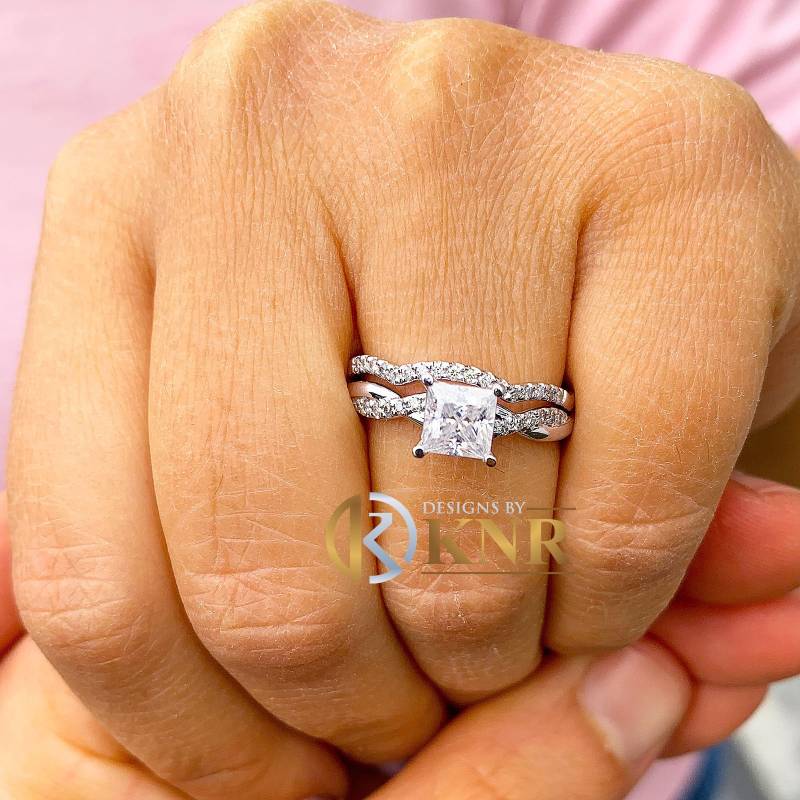 Princess Cut Und Runde Seiten Geschnittene Diamanten Verlobungsring Passendes Band Hochzeits-Set Twisted Schaft 14K Weißgold 1.70Ctw von KNRINC2