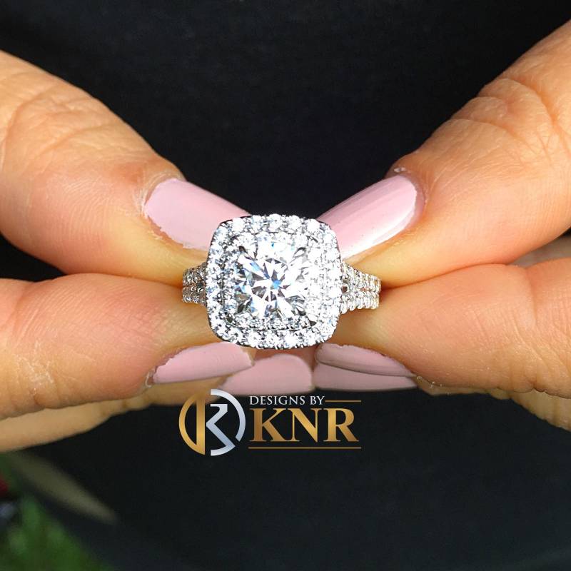 Rundschliff Künstliche Diamanten Und Saphire Verlobungsring Doppel Halo Ehering Geteilter Schaft Brautring 14K Weißgold 2.00Ctw von KNRINC2