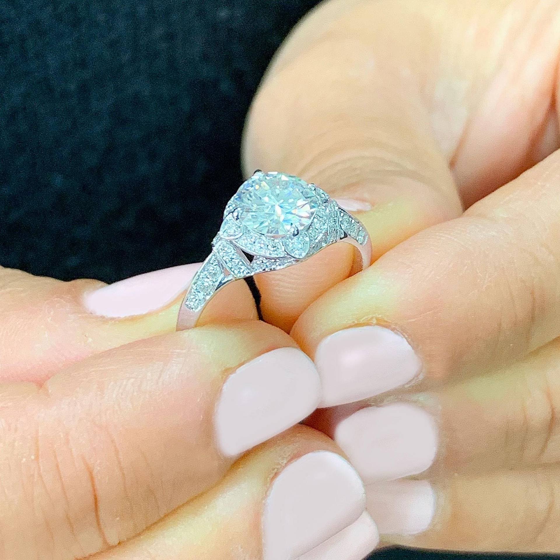 Rundschliff Simulierte Diamanten Verlobungsring Antikes Design Hochzeit Ring Halo Brautring 14K Solid White Gold Vorschlagen Für Sie 1.65Ctw von KNRINC2