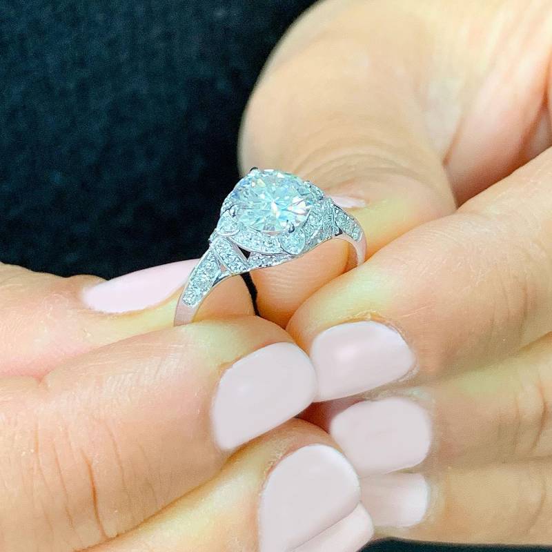 Rundschliff Simulierte Diamanten Verlobungsring Antikes Design Hochzeit Ring Halo Brautring 14K Solid White Gold Vorschlagen Für Sie 1.65Ctw von KNRINC2