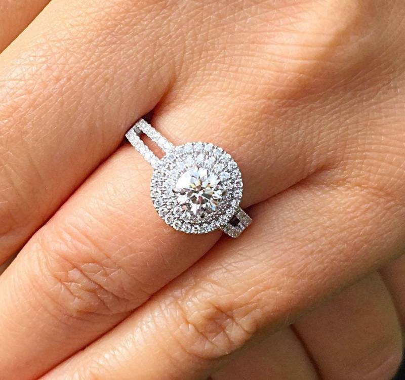 Rundschliff Simulierte Diamanten Verlobungsring Doppel Halo Ehering Split Schaft Brautring 14K Weißgold Vorschlagen Ring 1.25Ctw von KNRINC2