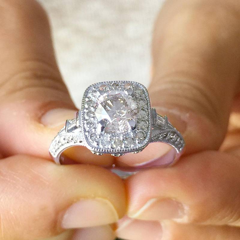 Rundschnitt Simulierte Diamanten Verlobungsring Halo Ehering Filigrane Brautring Antiken Stil Vorschlagen Ring 14K Weißgold 1.80Ctw von KNRINC2