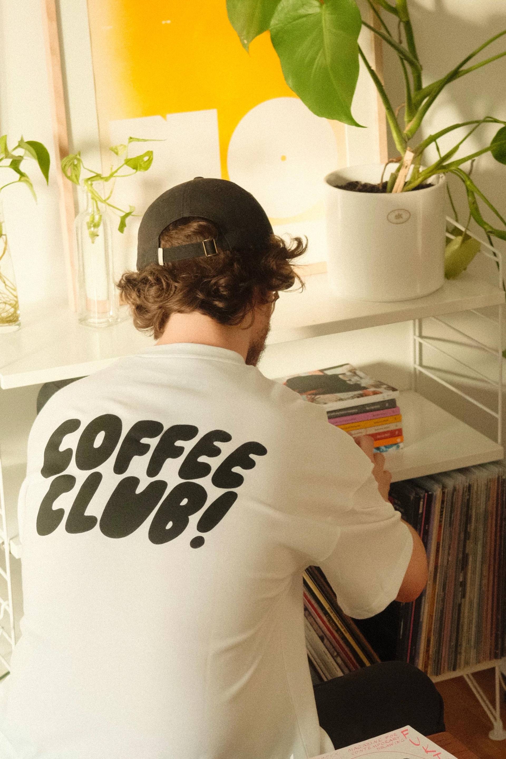 Kaffee Club T-Shirt Kaffee Club T-Shirt von KNYStudios