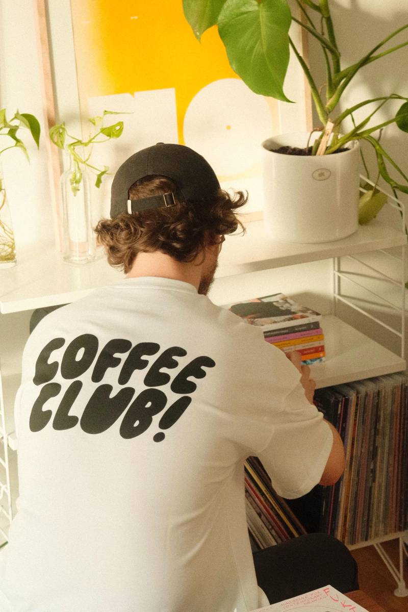Kaffee Club T-Shirt Kaffee Club T-Shirt von KNYStudios