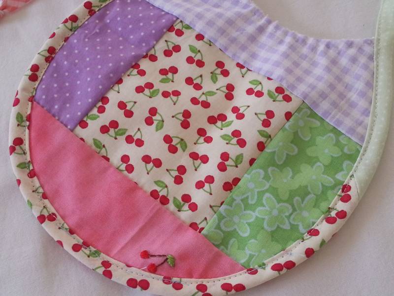 Patchwork Baby/Kinderlätzchen/Rosa/Grünes Patchworklätzchen Mit Stickerei Baby/Neugeborenengeschenk Babylätzchen Patchwork Baby/Kinderlätzchen/Rosa/Grünes Patchworklätzchen Mit Stickerei Baby/Neugeborenengeschenk Babylätzchen von KOALAQUILT