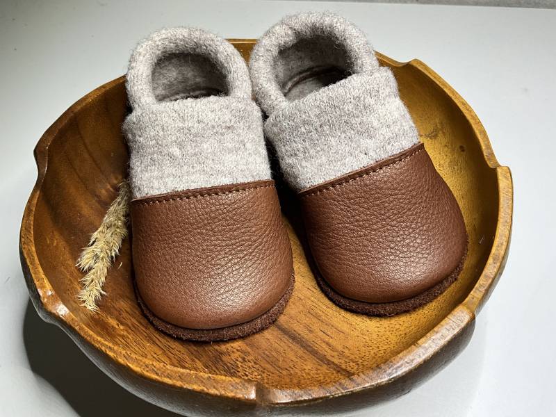 Wollwalk Schuhe | Krabbelschuhe Bio Leder Gefüttert in Braun Lederpuschen Hausschuhe Kinder von KOBUkind