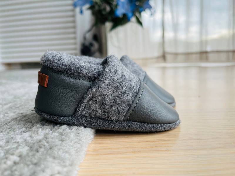 Wollwalk Schuhe | Krabbelschuhe Leder Gefüttert in Grau Hausschuhe Kinder von KOBUkind