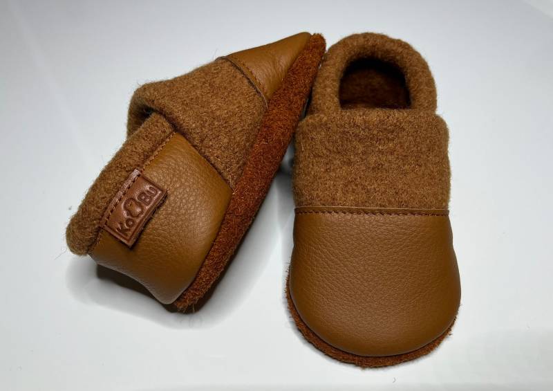 Wollwalk Schuhe | Krabbelschuhe Leder Gefüttert in Rehbraun/Cognac Hausschuhe Kinder Lederpuschen Schlicht von KOBUkind