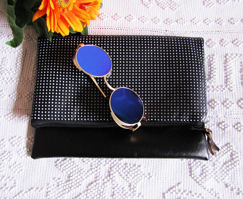 Schwarze Clutch Aus Perforiertem Kunstleder Handgemachte Tablet Hülle von KOKORICOLDStore