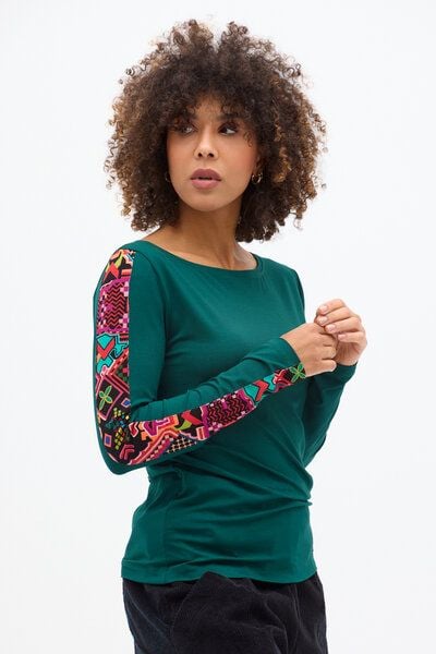 Bluse Rica – figurbetontes mit langen Ärmeln – Boot-Ausschnitt – Viscose mit Elasthan – Farbenfrohes Print KOKOworld – Fair produziert in Polen von KOKOworld