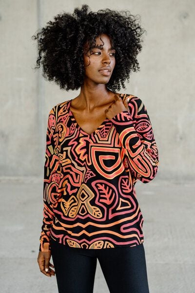 Bluse Saja Longsleeve – Viskose farbenfroher KOKOworld Print weiter Schnitt V-Ausschnitt – perfekt für Yoga – Fair produziert von KOKOworld