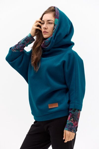 Hoodie Chillin Winter – Sweatshirt mit hohem Kragen und Kapuze – warmes Baumwolle – Farbenfroher einzigartiger Print von KOKOworld – 100% in der EU fair produziert von KOKOworld