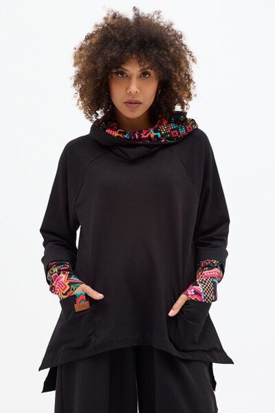 Hoodie Nayomi – Lockerer, asymmetrischer Schnitt – Weiter Kragen mit Kapuzenfunktion – Große, offen verarbeitete Taschen – Fair produziert in Polen – KOKOworld von KOKOworld