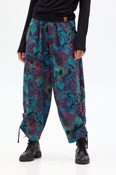 Hose Berlin – Bequeme Jogginghose – Weites Bein – Beinlänge mit Kordelzug verstellbar – Farbenfroher einzigartiger Print von KOKOworld – 100% in der EU fair produziert von KOKOworld