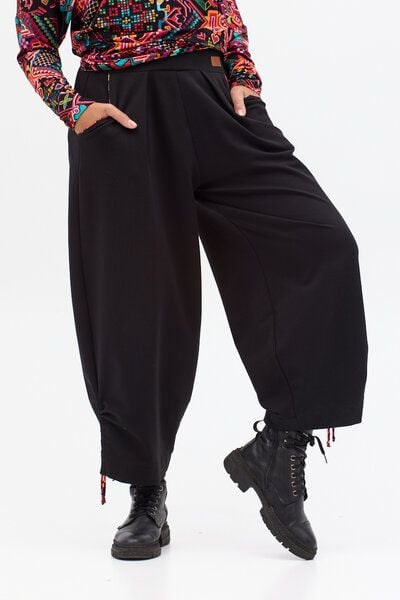 Hose Berlin – Bequeme Jogginghose – Weites Bein – Beinlänge mit Kordelzug verstellbar – Farbenfroher einzigartiger Print von KOKOworld – 100% in der EU fair produziert von KOKOworld