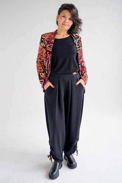 Hose Berlin – Bequeme Jogginghose – Weites Bein – Beinlänge mit Kordelzug verstellbar – Farbenfroher einzigartiger Print von KOKOworld – 100% in der EU fair produziert von KOKOworld