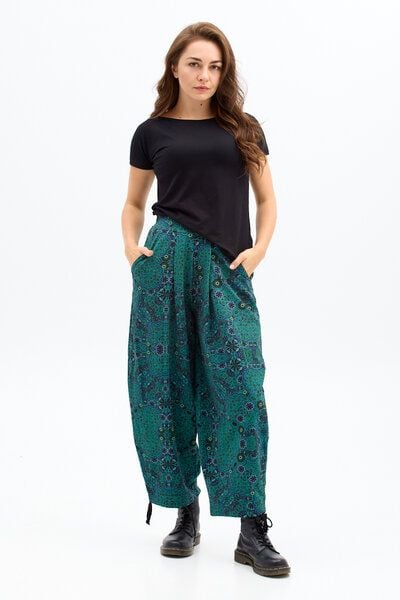 Hose Berlin – Bequeme Jogginghose – Weites Bein – Beinlänge mit Kordelzug verstellbar – Farbenfroher einzigartiger Print von KOKOworld – 100% in der EU fair produziert von KOKOworld