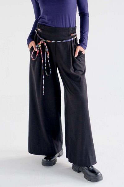 Hose Soto – Schwarz – Bio-Baumwollee exklusiver KOKOworld-Print Gürtel – Hoher Bund Seitentaschen – Fair produziert in Polen Hose Soto – Schwarz – Bio-Baumwollee exklusiver KOKOworld-Print Gürtel – Hoher Bund Seitentaschen – Fair produziert in Polen von KOKOworld