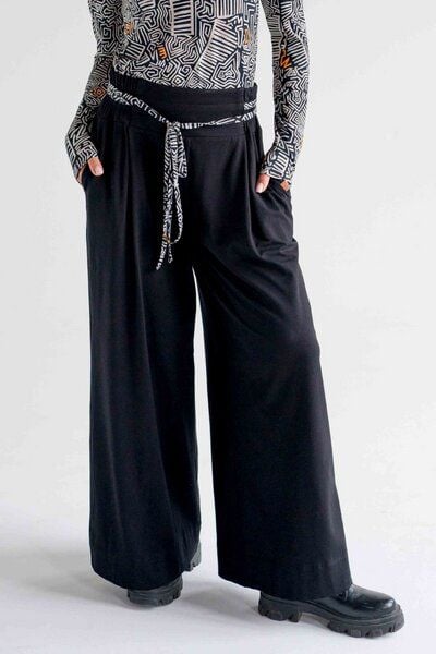 Hose Soto – Schwarz – Bio-Baumwollee exklusiver KOKOworld-Print Gürtel – Hoher Bund Seitentaschen – Fair produziert in Polen Hose Soto – Schwarz – Bio-Baumwollee exklusiver KOKOworld-Print Gürtel – Hoher Bund Seitentaschen – Fair produziert in Polen von KOKOworld