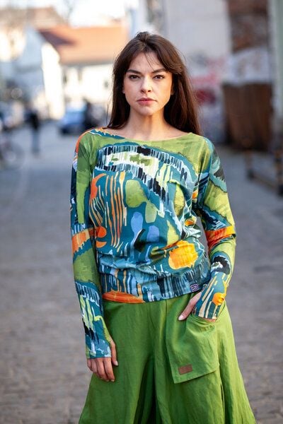 KOKOworld Bluse Be My Valentine Damen – Viskose EcoVero – figurbetont & bequem – mit Daumenloch – farbenfroher Print – für Yoga, Pilates & Alltag – fair produziert in der EU von KOKOworld