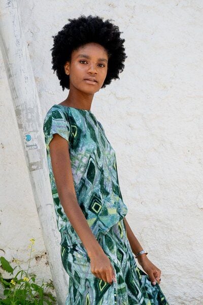 Bluse Fine – Viskose mit Elasthan – T-Shirt mit Rundhalsausschnitt – farbenfroher einzigartiger Print von KOKOworld – Fair produziert in Polen von KOKOworld