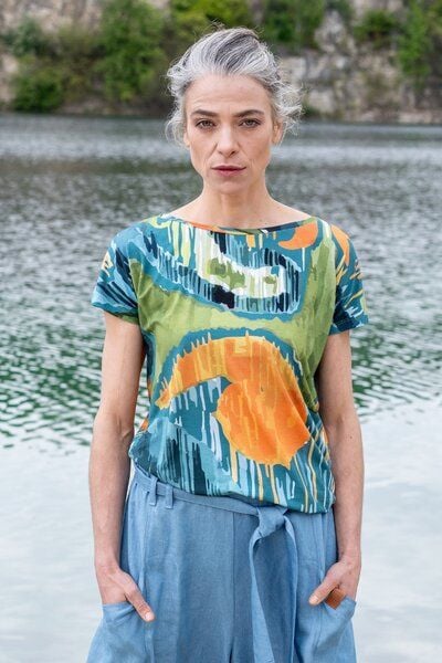 Bluse Fine – Viskose mit Elasthan – T-Shirt mit Rundhalsausschnitt – farbenfroher einzigartiger Print von KOKOworld – Fair produziert in Polen von KOKOworld