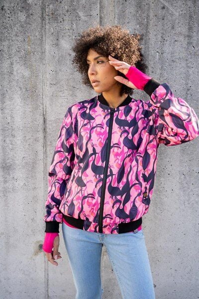 Bomberjacke Oversize – Stylische Bomberjacke elastischen Bündchen & Taschen – Leichte, nachhaltige Übergangsjacke mit kulturellem KOKOworld Print – Fair produziert in Polen von KOKOworld