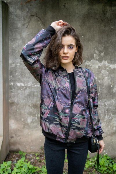 Bomberjacke Oversize – Stylische Bomberjacke elastischen Bündchen & Taschen – Leichte, nachhaltige Übergangsjacke mit kulturellem KOKOworld Print – Fair produziert in Polen von KOKOworld