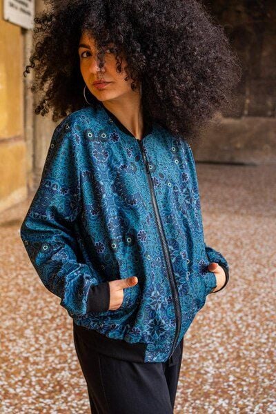 Bomberjacke Oversize – Stylische Bomberjacke elastischen Bündchen & Taschen – Leichte, nachhaltige Übergangsjacke mit kulturellem KOKOworld Print – Fair produziert in Polen von KOKOworld