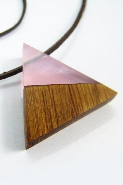 KOKOworld Halskette Wood Triangle Light Pink von KOKOworld