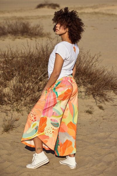 Hose Baobab – Weite Hosen mit ausgestelltem Bein – Taschen – Farbenfroher einzigartiger Print von KOKOworld – 100% in der EU fair produziert von KOKOworld