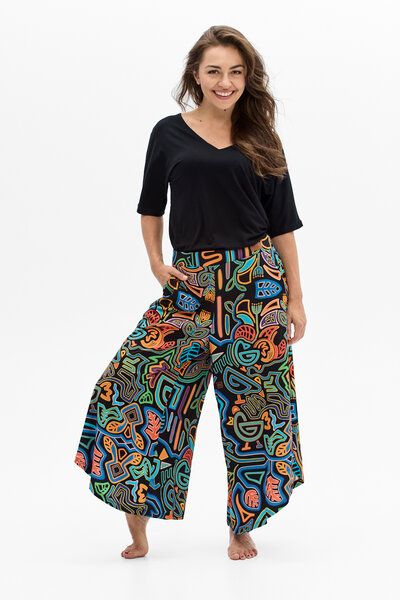 Hose Baobab – Weite Hosen mit ausgestelltem Bein – Taschen – Farbenfroher einzigartiger Print von KOKOworld – 100% in der EU fair produziert von KOKOworld