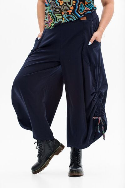 Weite Hose Buru – Hosenrock 3/4 Länge – Bio-Baumwolle – mit Taschen & verstellbaren Beinschnüren – Fair Fashion aus EU – KOKOworld Print Weite Hose Buru – Hosenrock 3/4 Länge – Bio-Baumwolle – mit Taschen & verstellbaren Beinschnüren – Fair Fashion aus EU – KOKOworld Print von KOKOworld