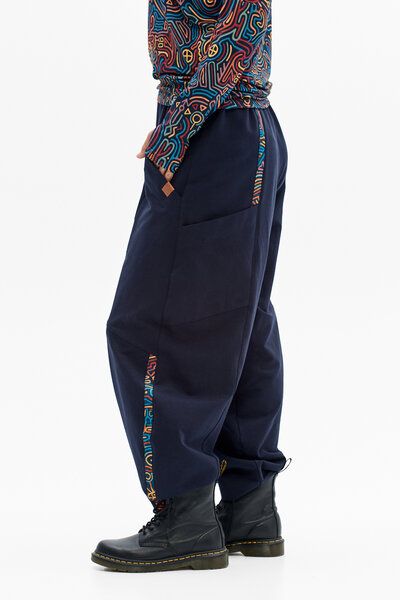 KOKOworld Hose Coban – Knöchellange, schmal zulaufende Hosenbeine – Dekorative Teilungsnähte – Elastischer Bund – Fair produziert in Polen KOKOworld Hose Coban – Knöchellange, schmal zulaufende Hosenbeine – Dekorative Teilungsnähte – Elastischer Bund – Fair produziert in Polen von KOKOworld